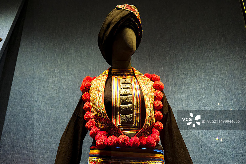 广西壮族自治区南宁市广西民族博物馆馆藏珍宝广西少数民族织染绣图片素材