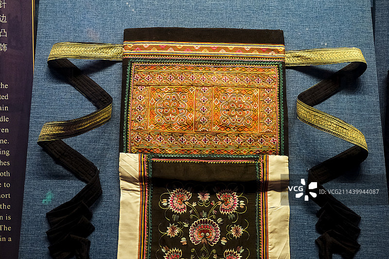 广西壮族自治区南宁市广西民族博物馆馆藏珍宝广西少数民族织染绣图片素材