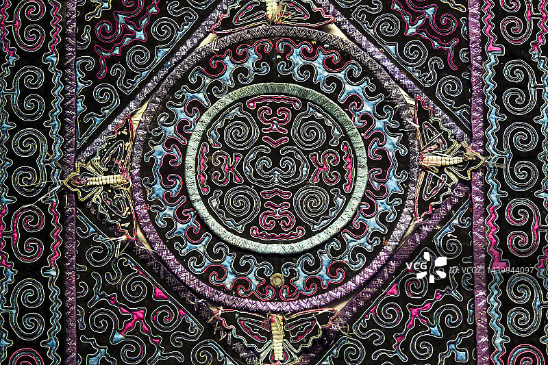 广西壮族自治区南宁市广西民族博物馆馆藏珍宝广西少数民族织染绣图片素材