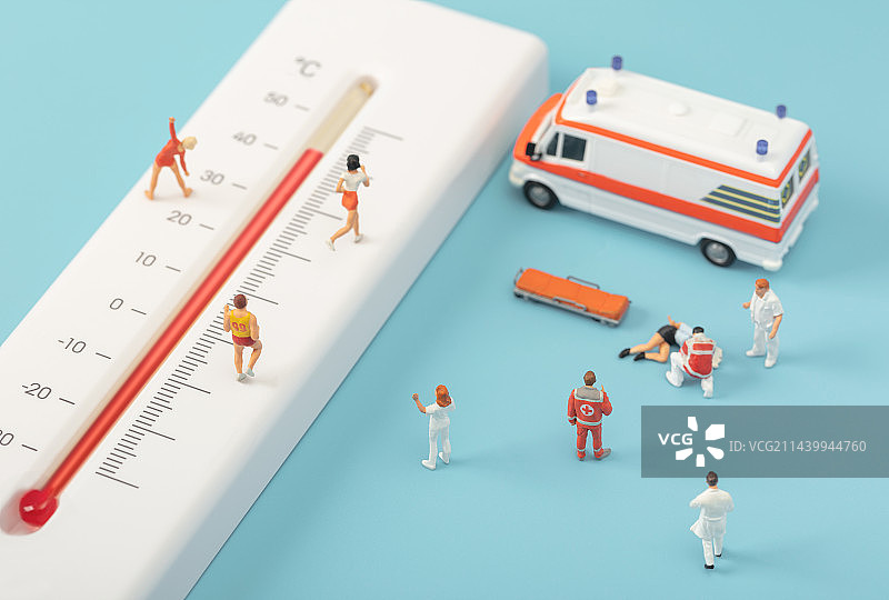 微缩创意夏季高温室外运动中暑晕倒的人图片素材