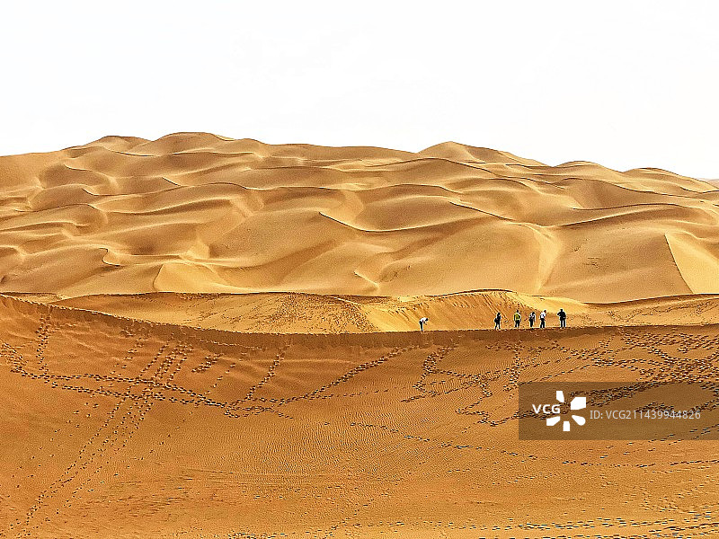 晴空下的沙漠风景图片素材