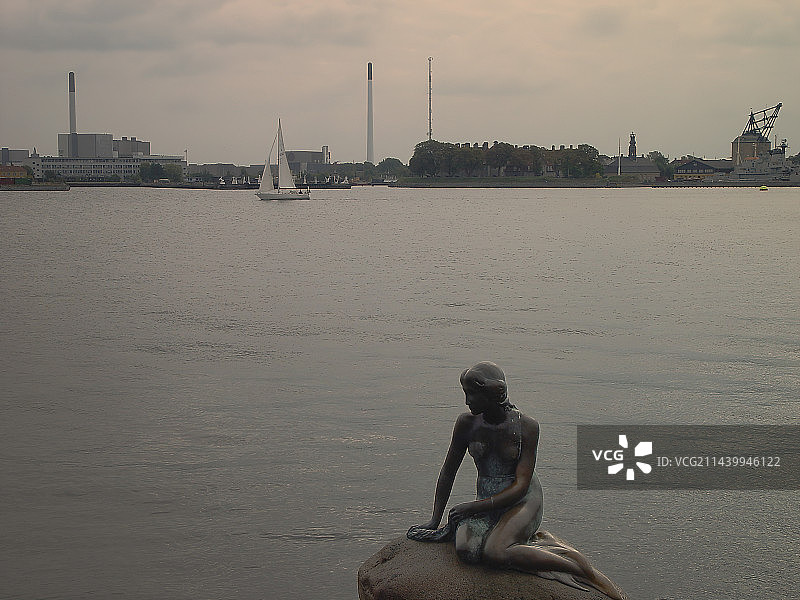 哥本哈根，城标，小美人鱼铜像，丹麦雕塑家爱德华·艾瑞克森创作图片素材