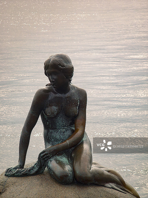 哥本哈根，城标，小美人鱼铜像，丹麦雕塑家爱德华·艾瑞克森创作图片素材