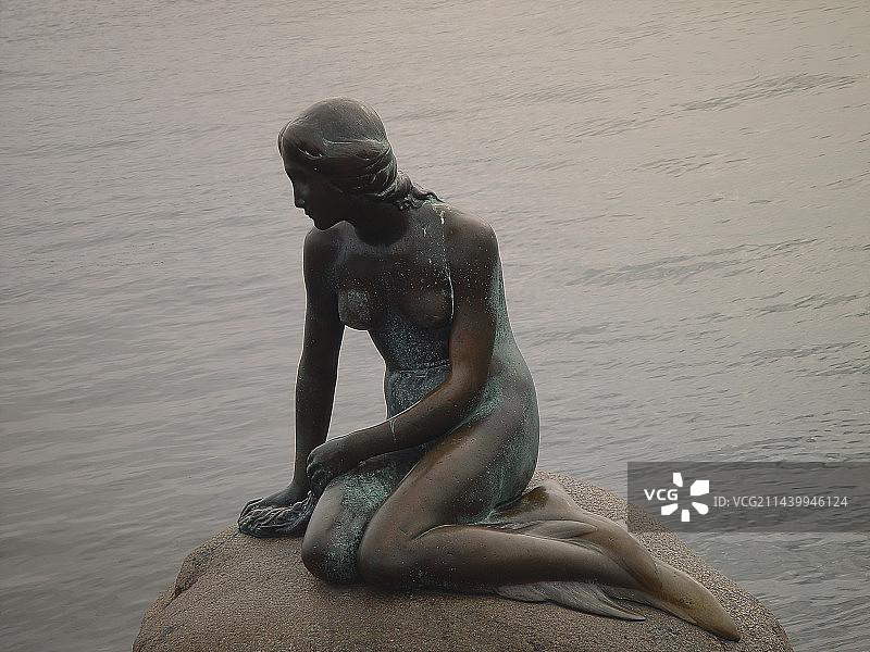 哥本哈根，城标，小美人鱼铜像，丹麦雕塑家爱德华·艾瑞克森创作图片素材