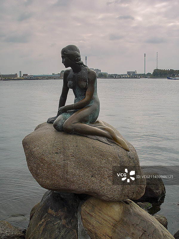 哥本哈根，城标，小美人鱼铜像，丹麦雕塑家爱德华·艾瑞克森创作图片素材