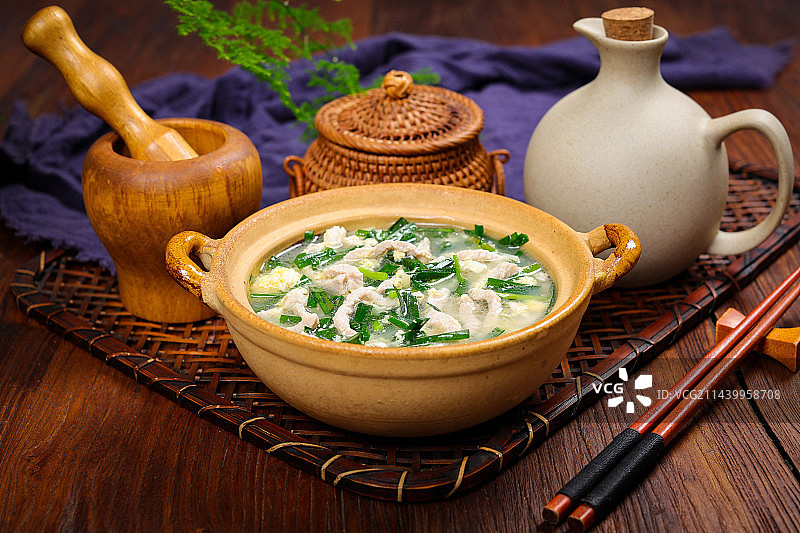营养美味汤菜美食韭菜蛋花肉丝汤图片素材