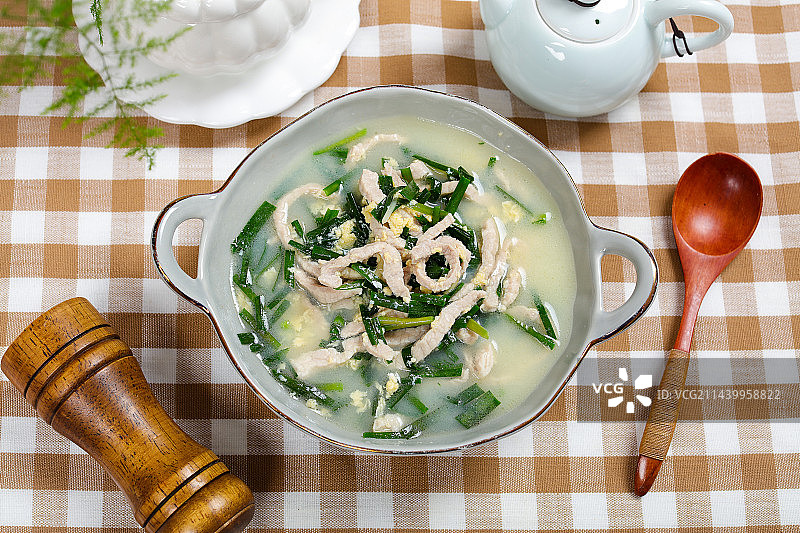 特色农家菜韭菜里脊瘦肉丝汤图片素材