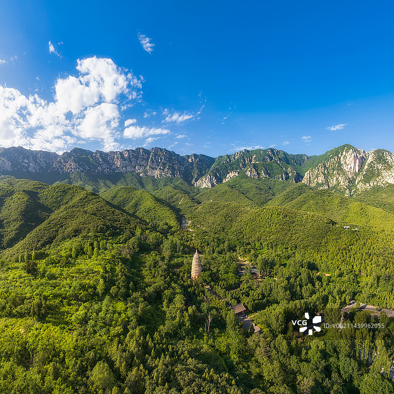 全国重点文物保护单位，世界文化遗产，中国现存最早砖塔，河南省郑州市登封嵩山（嵩岳寺塔）夏季户外航拍图片素材