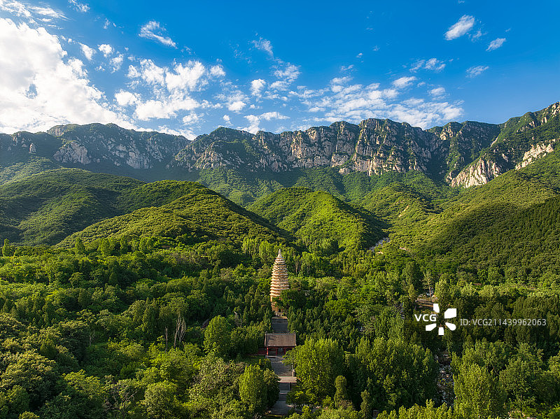 全国重点文物保护单位，世界文化遗产，中国现存最早砖塔，河南省郑州市登封嵩山（嵩岳寺塔）夏季户外航拍图片素材