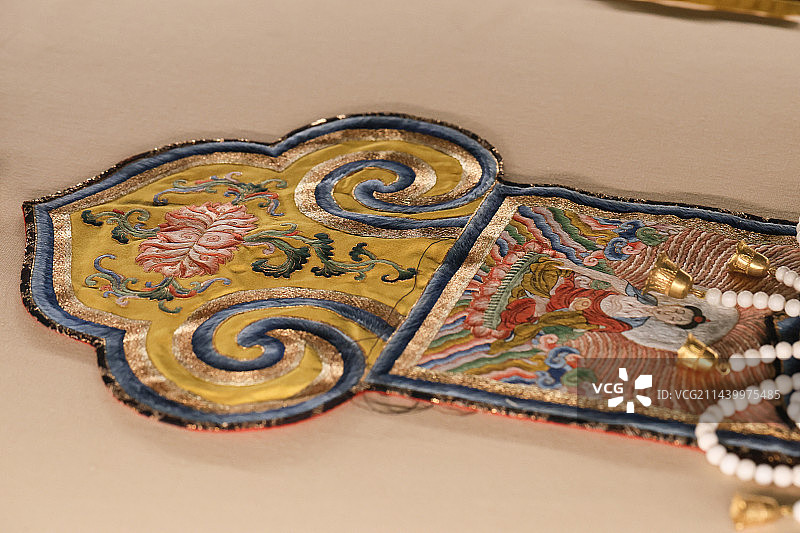 清代黄色缎绣缀硨磲珠璎珞衣图片素材