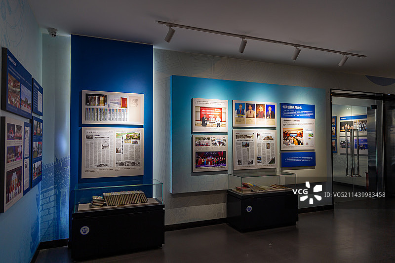 河南大学开封明伦校区逸夫图书馆 校史沿革展览 河南大学图书馆东馆&河南大学校史馆图片素材