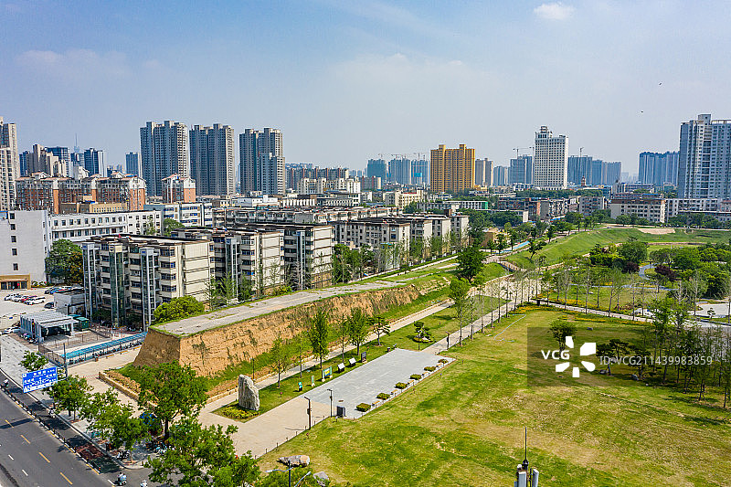 航拍河南郑州商都国家考古遗址公园 土城墙 郑州商代王城遗址 商代都城城垣城墙 商朝亳都图片素材