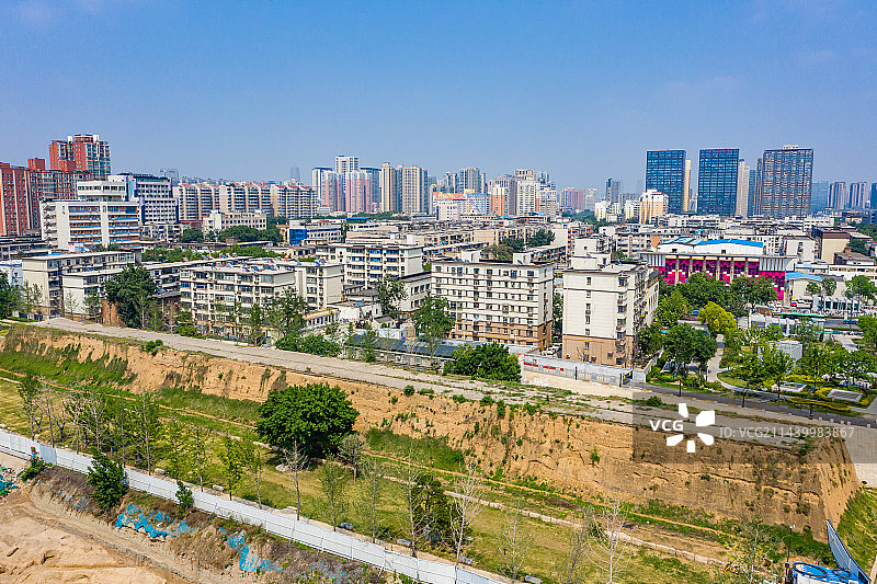 航拍河南郑州商都国家考古遗址公园 土城墙 郑州商代王城遗址 商代都城城垣城墙 商朝亳都图片素材
