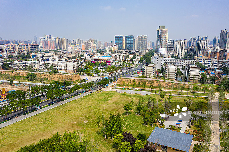 航拍河南郑州商都国家考古遗址公园 土城墙 郑州商代王城遗址 商代都城城垣城墙 商朝亳都图片素材