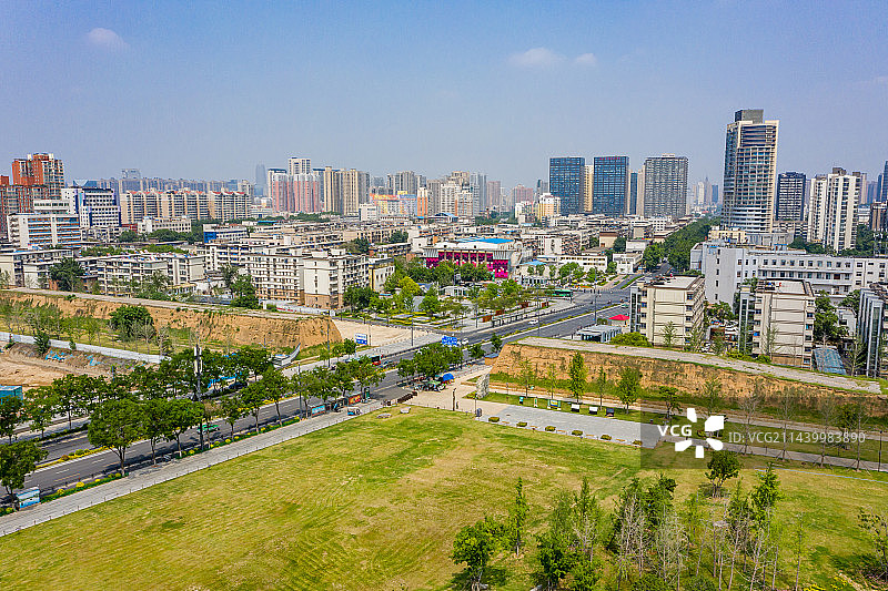 航拍河南郑州商都国家考古遗址公园 土城墙 郑州商代王城遗址 商代都城城垣城墙 商朝亳都图片素材