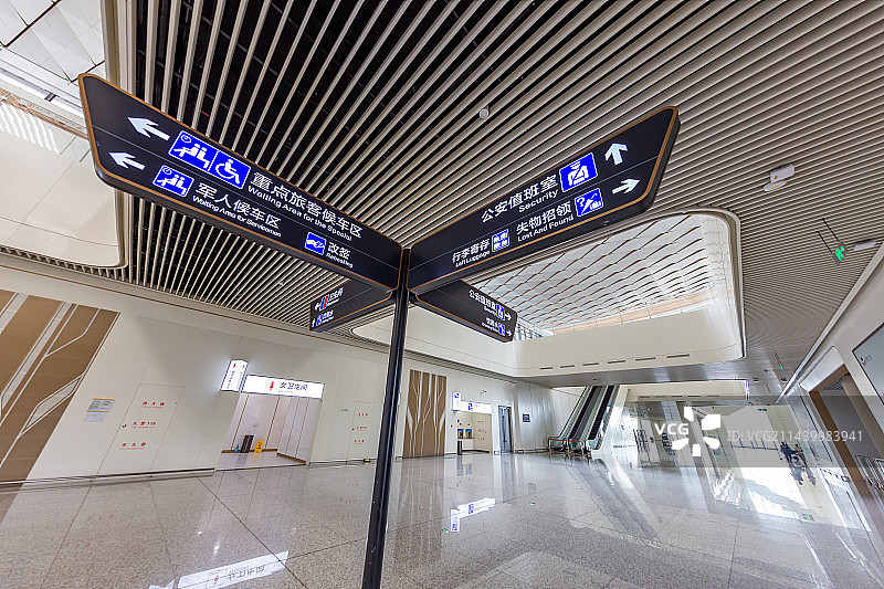 河南郑州航空港站 候车厅旅客信息系统指引导向标识指示牌 大型高铁站 高速铁路车站 铁路枢纽客运火车站图片素材