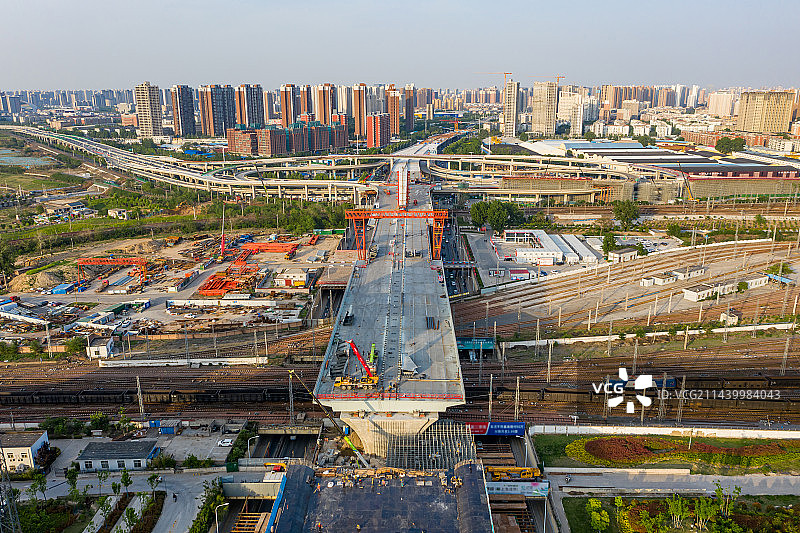 航拍在建桥梁工程施工工地 郑州北三环新建彩虹桥钢箱梁合龙 城市快速路 跨铁路高架桥图片素材