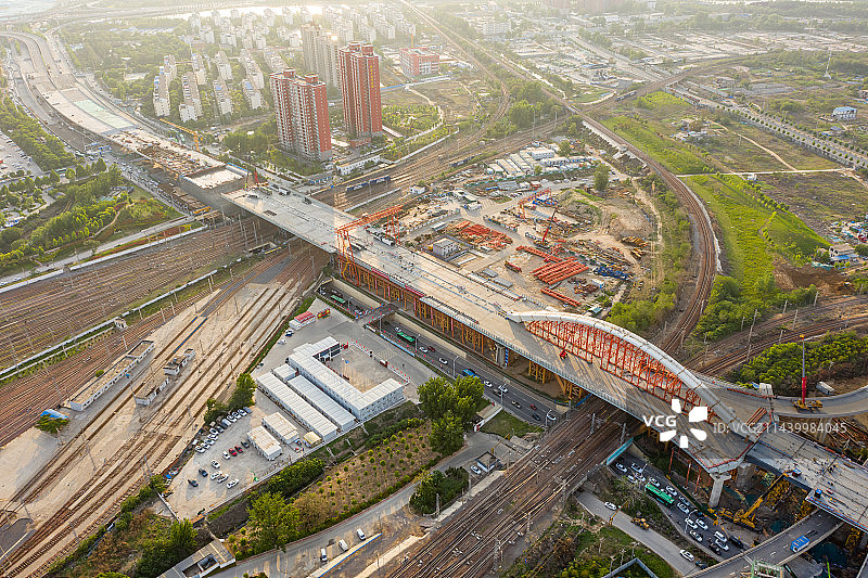 航拍在建桥梁工程施工工地 郑州北三环新建彩虹桥钢箱梁合龙 城市快速路 跨铁路高架桥图片素材