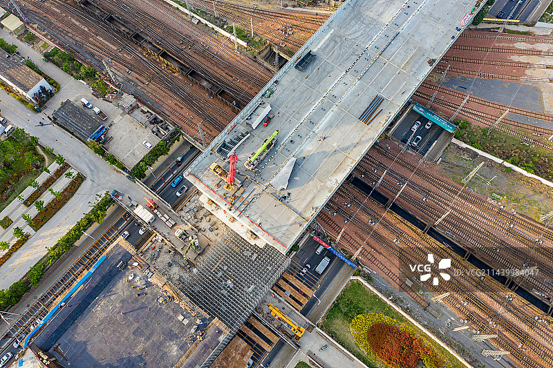 航拍在建桥梁工程施工工地 郑州北三环新建彩虹桥钢箱梁合龙 城市快速路 跨铁路高架桥图片素材