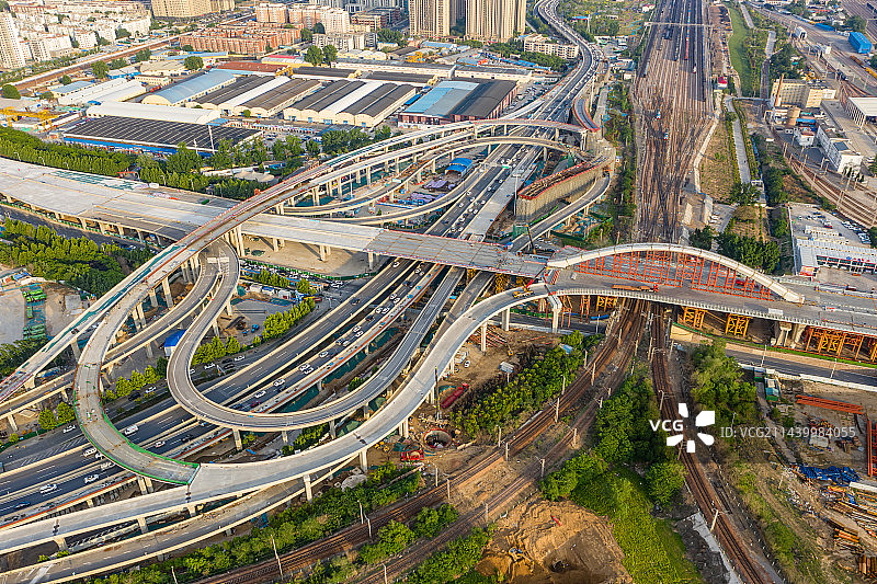 航拍在建桥梁工程施工工地 郑州北三环新建彩虹桥钢箱梁合龙 城市快速路 跨铁路高架桥图片素材