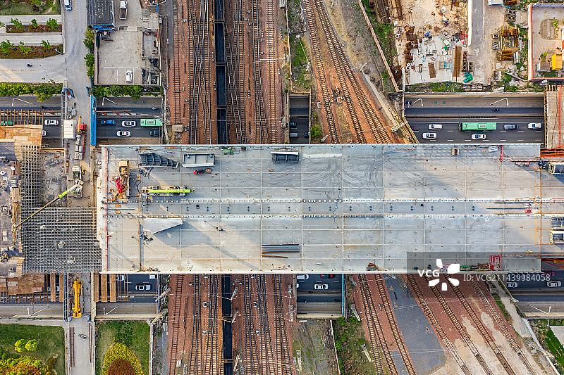 航拍在建桥梁工程施工工地 郑州北三环新建彩虹桥钢箱梁合龙 城市快速路 跨铁路高架桥图片素材