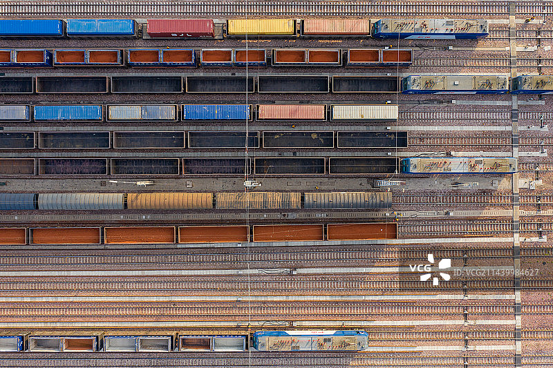 航拍郑州北站铁路编组站上发场 货运列车 重载火车 铁路运输钢铁长龙 郑州北编组站出发场图片素材