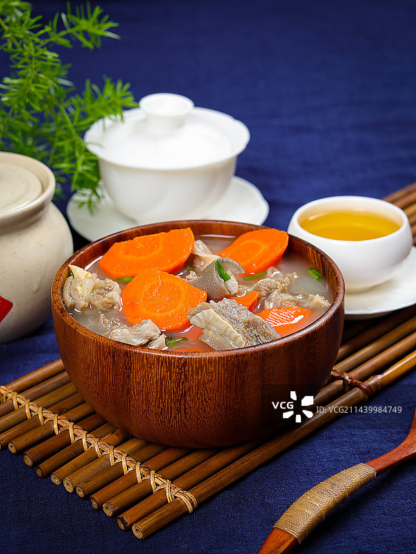 特色农家菜胡萝卜带皮羊肉汤图片素材
