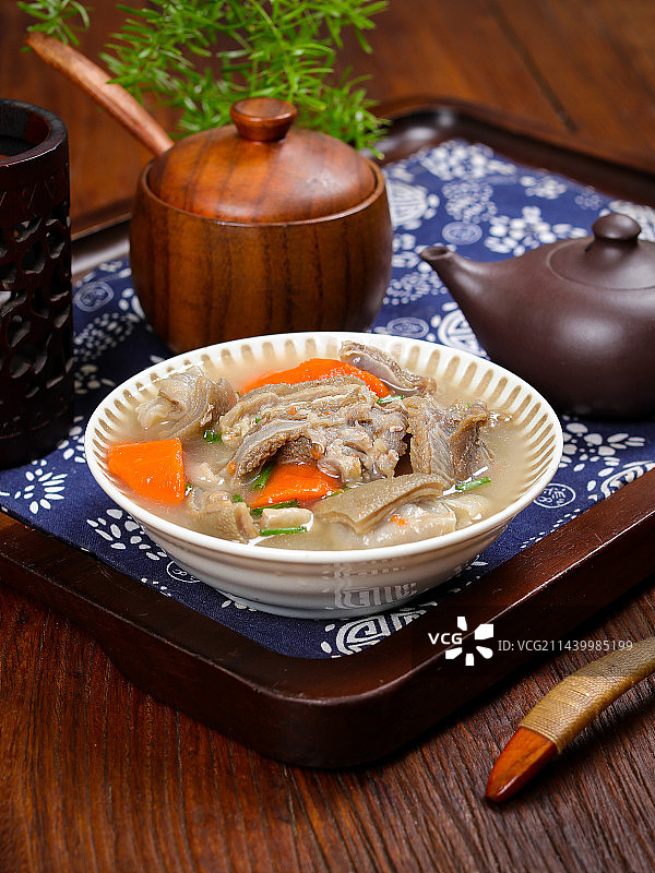 营养美味特色菜清炖胡萝卜带皮羊肉汤图片素材