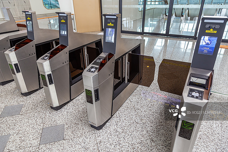 高铁站检票口闸机 自动检票闸机 郑州航空港站候车厅进站口图片素材