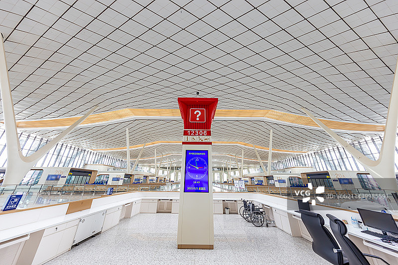 中国铁路12306服务台 爱心问询处 咨询台 郑州航空港站高铁站候车厅图片素材