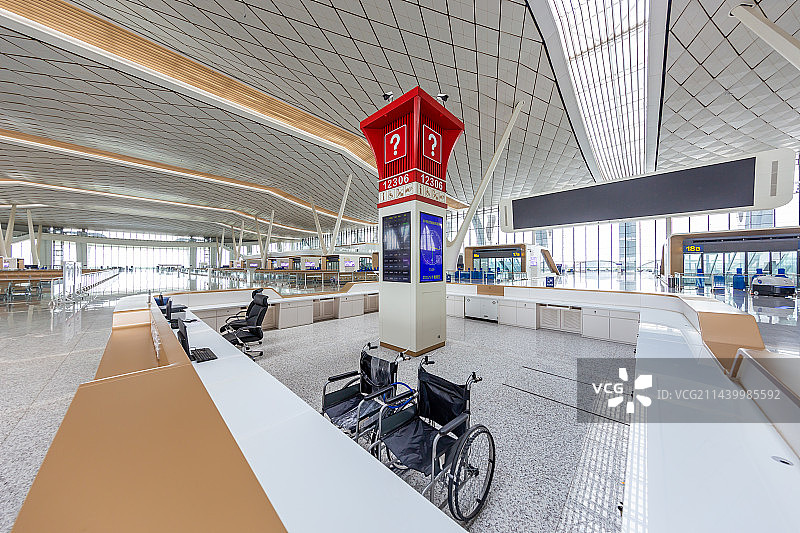 中国铁路12306服务台 爱心问询处 咨询台 郑州航空港站高铁站候车厅图片素材