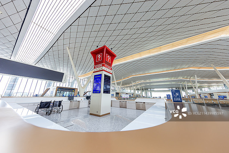 中国铁路12306服务台 爱心问询处 咨询台 郑州航空港站高铁站候车厅图片素材