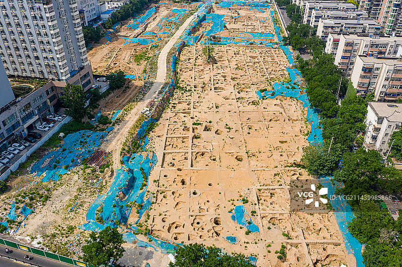 航拍郑州商代遗址文物考古工地 田野发掘现场 考古探方整齐分布图片素材