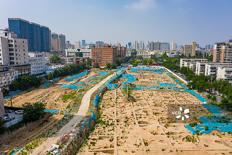 航拍郑州商代遗址文物考古工地 田野发掘现场 考古探方整齐分布图片素材