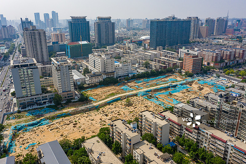 航拍郑州商代遗址文物考古工地 田野发掘现场 考古探方整齐分布图片素材