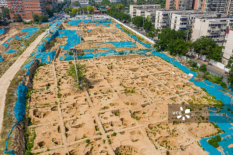 航拍郑州商代遗址文物考古工地 田野发掘现场 考古探方整齐分布图片素材