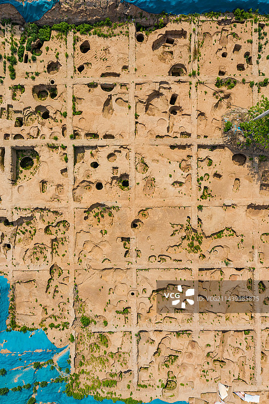 航拍郑州商代遗址文物考古工地 田野发掘现场 考古探方整齐分布图片素材