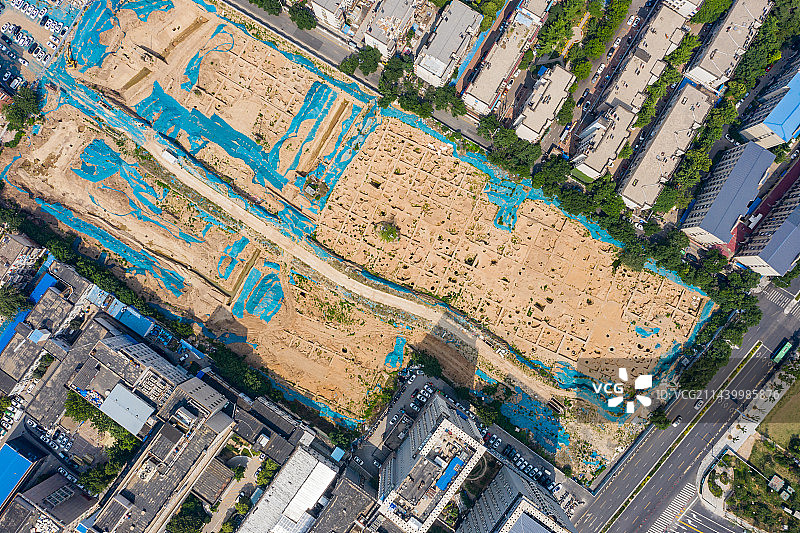 航拍郑州商代遗址文物考古工地 田野发掘现场 考古探方整齐分布图片素材