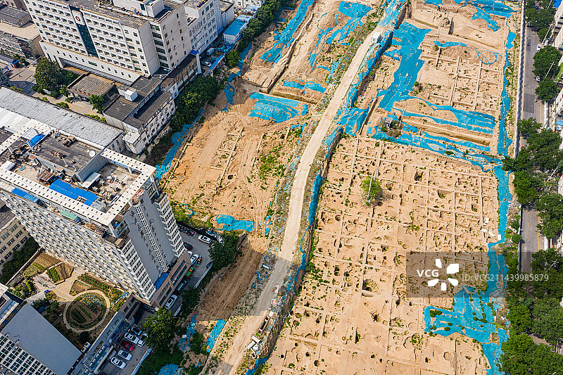 航拍郑州商代遗址文物考古工地 田野发掘现场 考古探方整齐分布图片素材