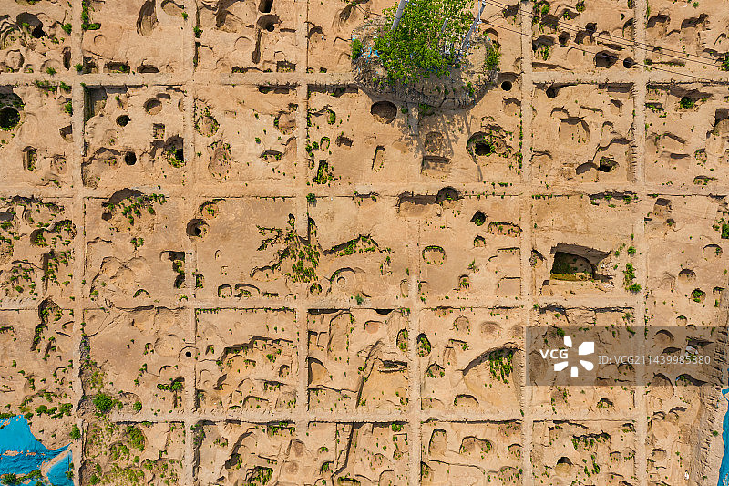 航拍郑州商代遗址文物考古工地 田野发掘现场 考古探方整齐分布图片素材