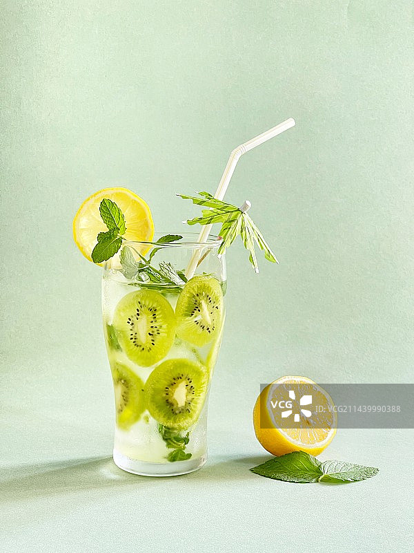夏日冰镇猕猴桃柠檬补充VC清凉饮料图片素材