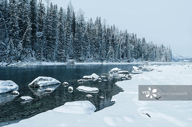 新疆喀纳斯的冬日河边图片素材