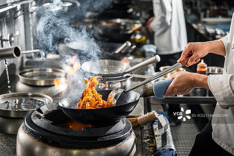在厨房准备食物颠锅图片素材