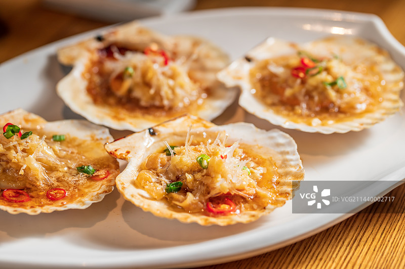 盘子里扇贝的特写镜头图片素材