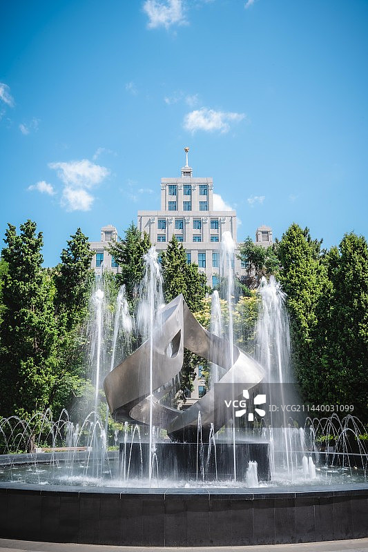 东北林业大学喷泉主楼仰拍图片素材