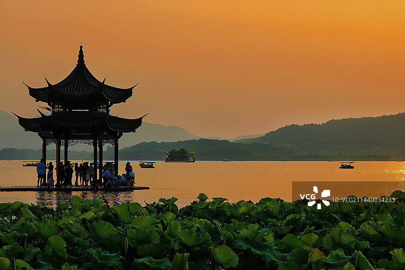 夕阳下的集贤亭图片素材