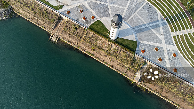 航拍视角下的灯塔广场图片素材