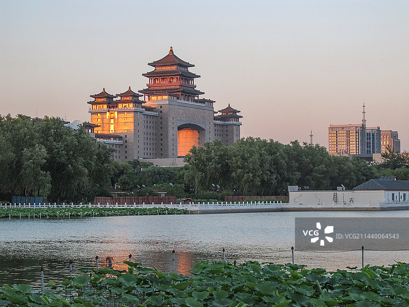 从莲花池公园看北京西客站图片素材