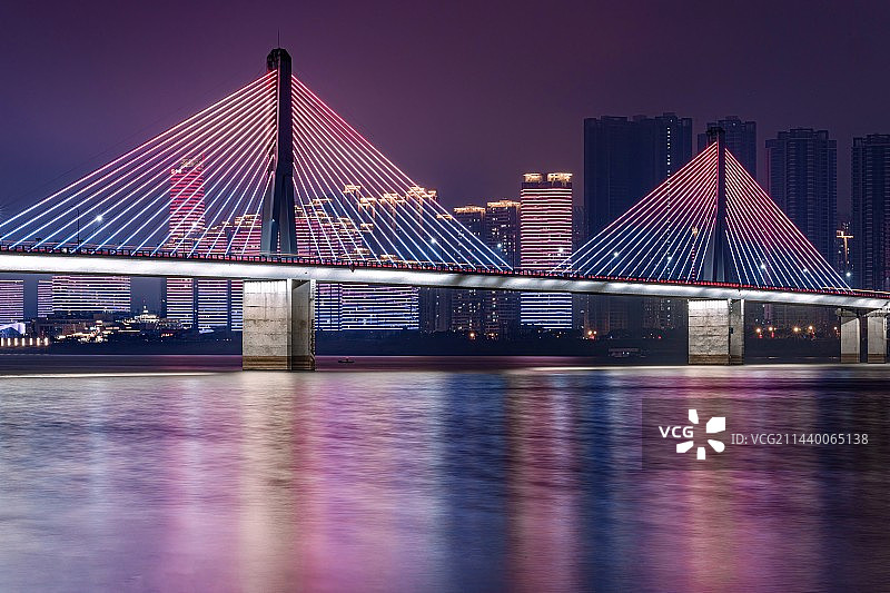 湖南省长沙市银盆岭大桥灯光秀夜景和湘江倒影图片素材