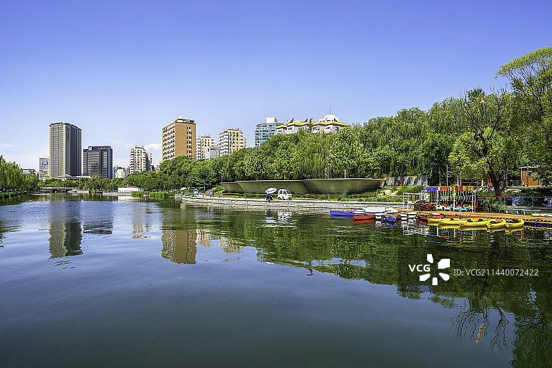 北京亮马河国际风情水岸夏日风光图片素材